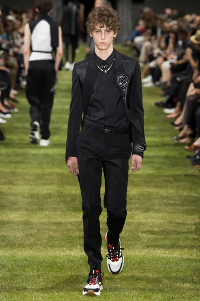 Look 15
